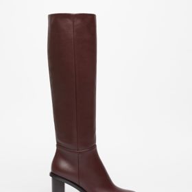 Vysoké kožené boty, Max Mara, 30 400 Kč Vysoké kožené boty, Max Mara, 30 400 Kč