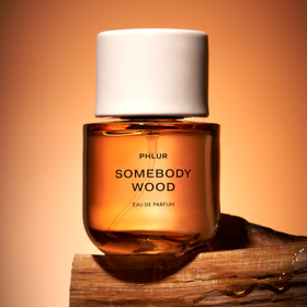 PHLUR, Somebody Wood, Eau de Parfum, Niche-Beauty.com, 2 700 Kč PHLUR, Somebody Wood, Eau de Parfum, Niche-Beauty.com, 2 700 Kč