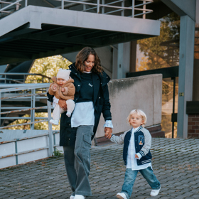Bavlněná košile oversize, 1 599 KčCrop mikina s logem, 1 299 KčKalhoty s kapsami Baggy Khaki Cargo, 1 999 KčNylonová oversize parka, 3 699 KčTenisky Portland, 1 999 Kč Bavlněná košile oversize, 1 599 KčCrop mikina s logem, 1 299 KčKalhoty s kapsami Baggy Khaki Cargo, 1 999 KčNylonová oversize parka, 3 699 KčTenisky Portland, 1 999 Kč