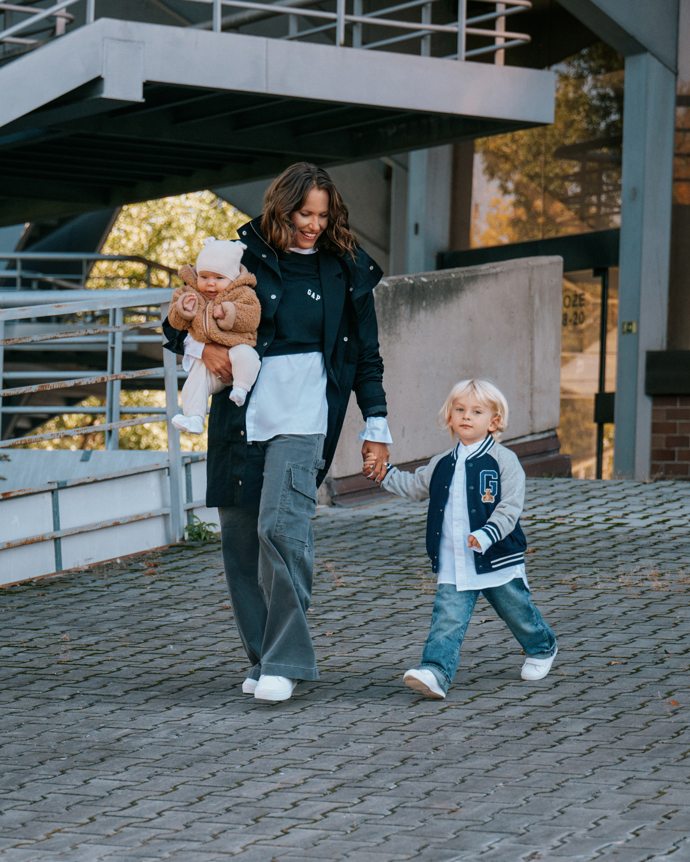 Bavlněná košile oversize, 1 599 KčCrop mikina s logem, 1 299 KčKalhoty s kapsami Baggy Khaki Cargo, 1 999 KčNylonová oversize parka, 3 699 KčTenisky Portland, 1 999 Kč