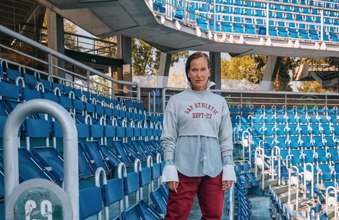 Oversized mikina s logem 1 499 KčPopelínová oversize košile Big Shirt 1 699 KčTepláky High Rise Boyfriend 1 299 Kč