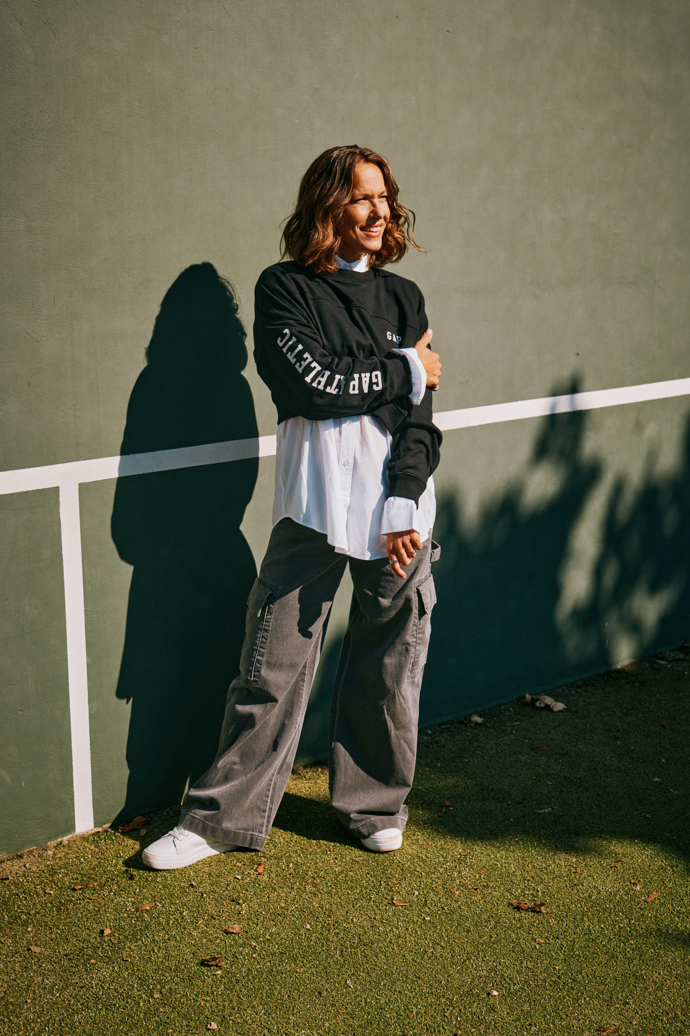 Bavlněná košile oversize 1 599 KčCrop mikina s logem 1 299 KčKalhoty s kapsami Baggy Khaki Cargo 1 999 KčTenisky Portland 1 999 Kč