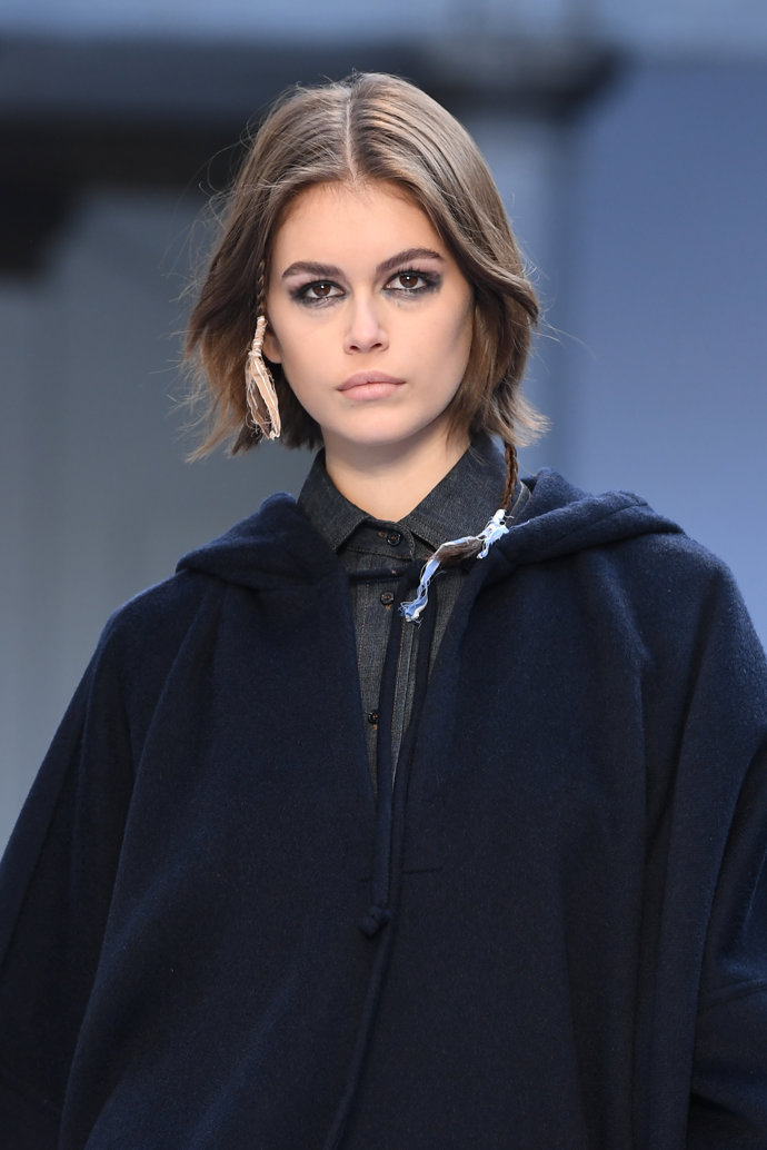  Kaia Gerber ve svém micro bobu