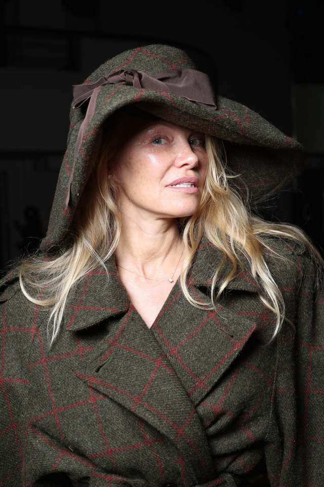Pamela Anderson na pařížském fashion weeku v roce 2023 Pamela Anderson na pařížském fashion weeku v roce 2023