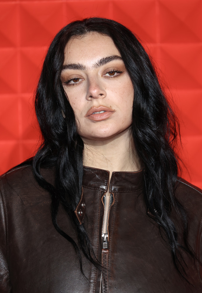  Charli XCX a její smudged eyeliner look