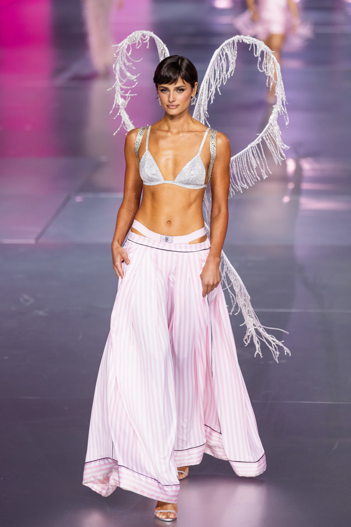  Taylor Hill na Victoria's Secret Show 2024
