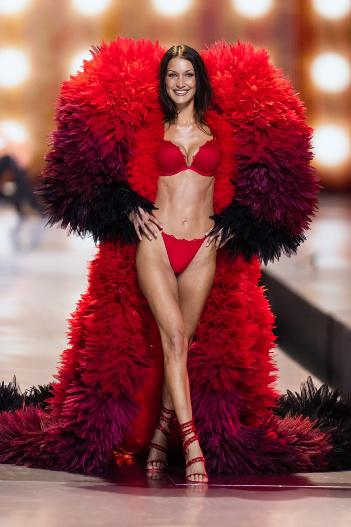  Bella Hadid na Victoria's Secret Show 2024
