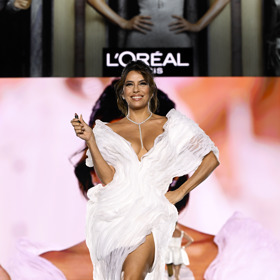 Eva Longoria na defilé značky L'Oréal Paris „Walk Your Worth“ v Paříži Eva Longoria na defilé značky L'Oréal Paris „Walk Your Worth“ v Paříži