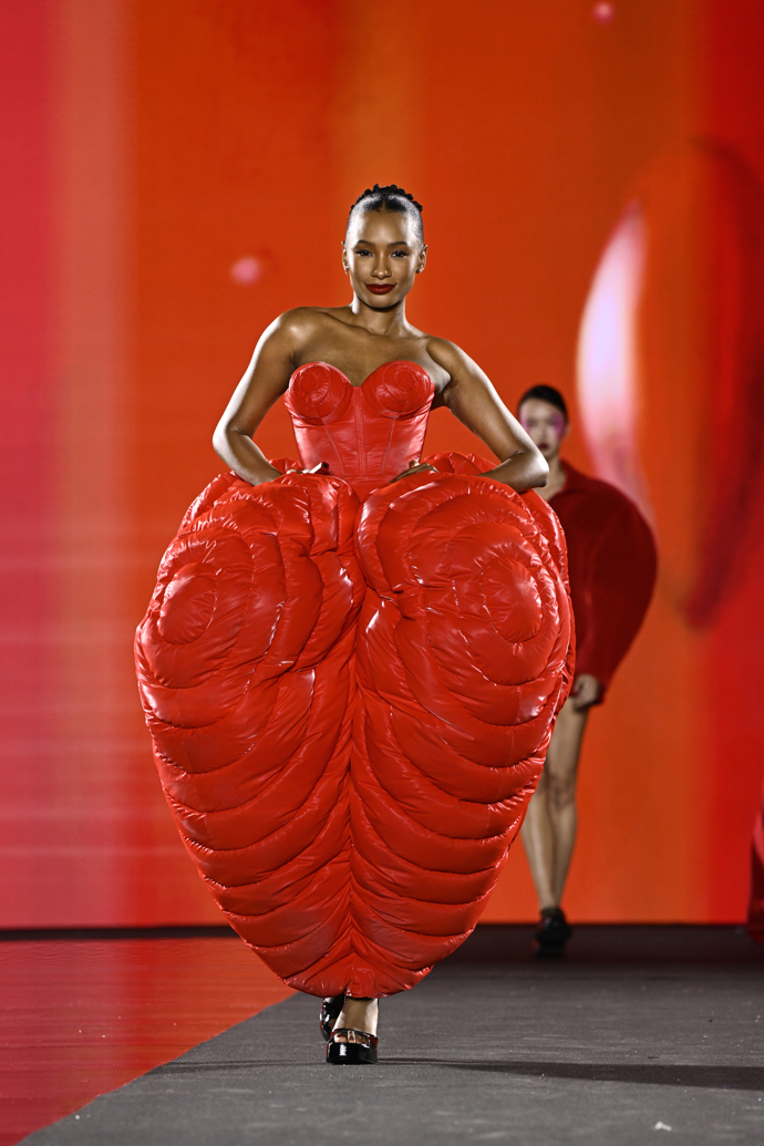  Temi Otedola na defilé značky L'Oréal Paris „Walk Your Worth“ v Paříži 
