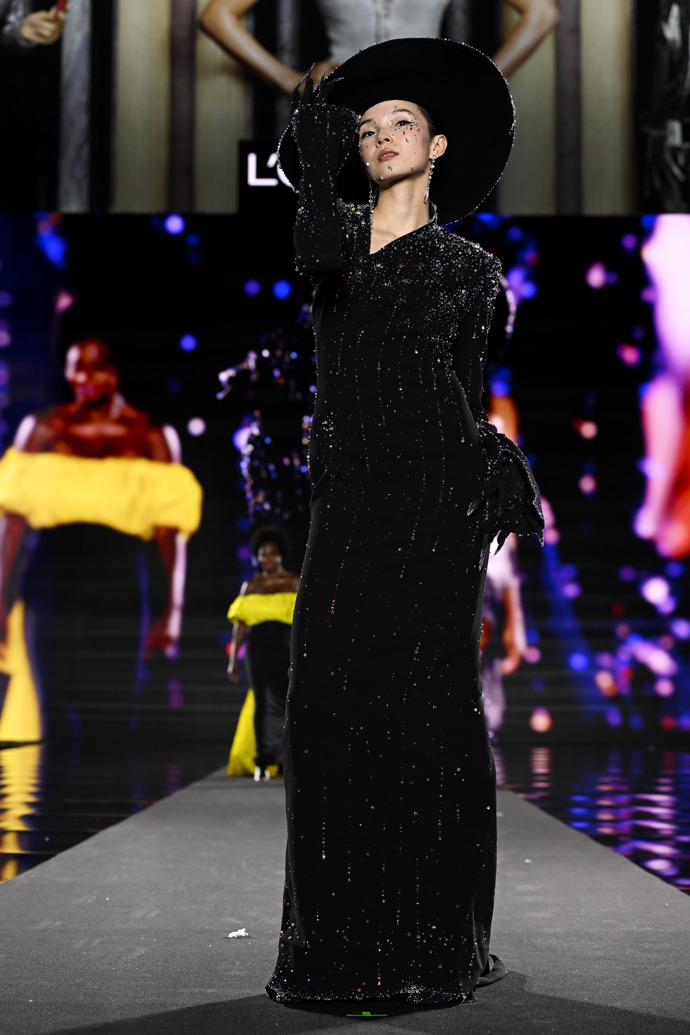  Ju Xiaowen na defilé značky L'Oréal Paris „Walk Your Worth“ v Paříži 