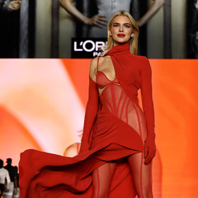 Kendall Jenner na defilé značky L'Oréal Paris „Walk Your Worth“ v Paříži Kendall Jenner na defilé značky L'Oréal Paris „Walk Your Worth“ v Paříži