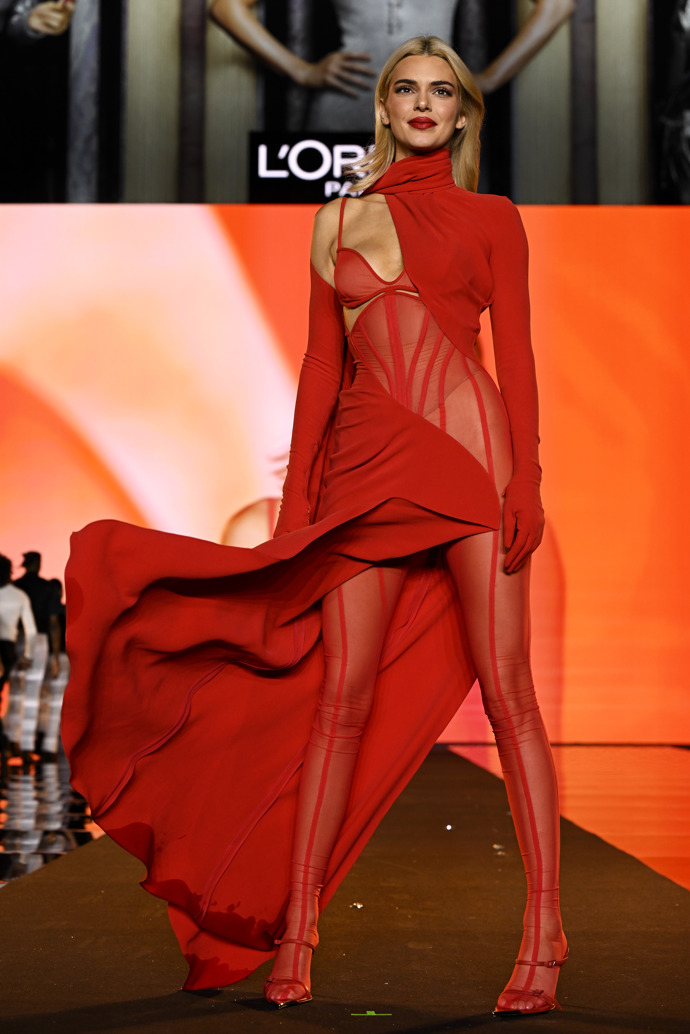  Kendall Jenner na defilé značky L'Oréal Paris „Walk Your Worth“ v Paříži 