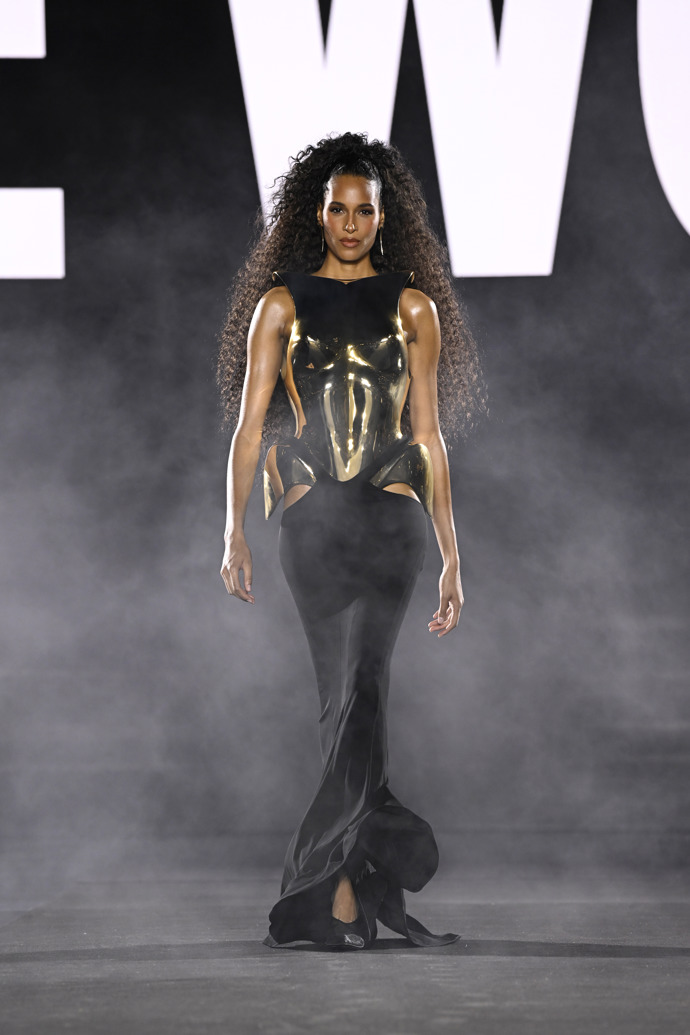  Cindy Bruna na defilé značky L'Oréal Paris „Walk Your Worth“ v Paříži 
