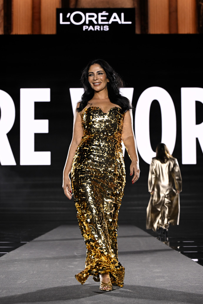  Mona Zaki na defilé značky L'Oréal Paris „Walk Your Worth“ v Paříži 