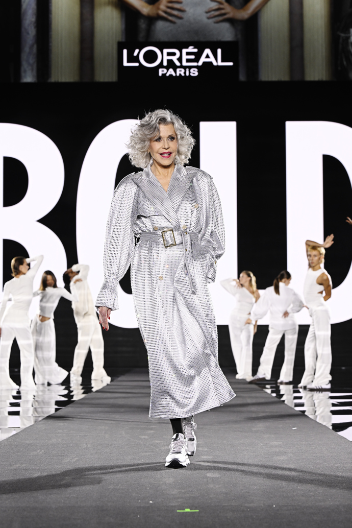  Jane Fonda na defilé značky L'Oréal Paris „Walk Your Worth“ v Paříži 