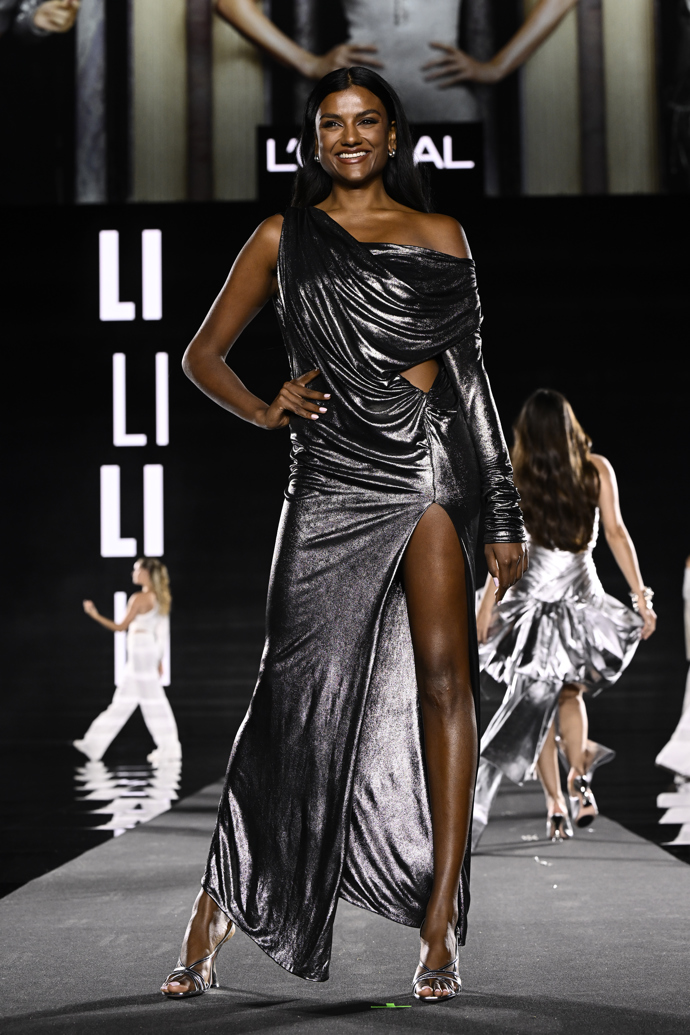  Simone Ashley na defilé značky L'Oréal Paris „Walk Your Worth“ v Paříži 
