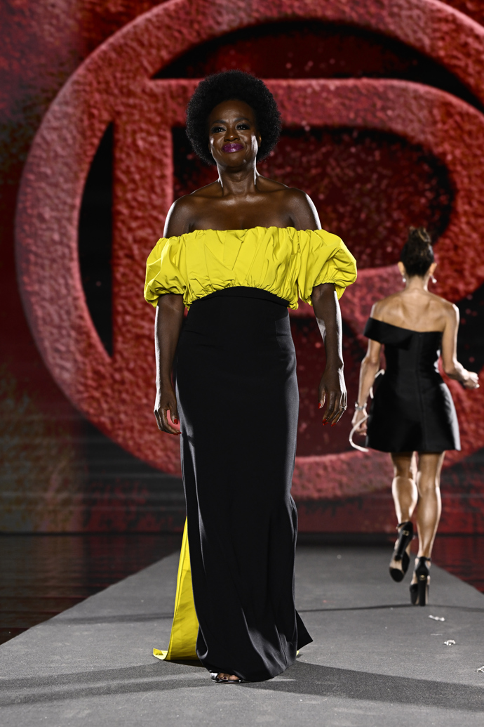  Viola Davis na defilé značky L'Oréal Paris „Walk Your Worth“ v Paříži 