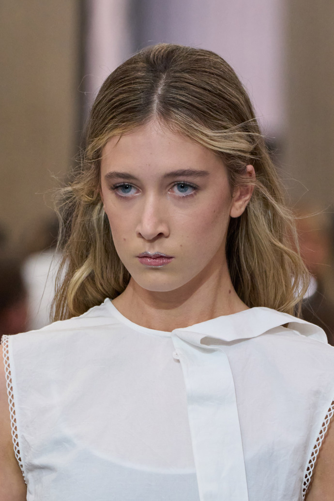  Sleek účes na přehlídce Miu Miu