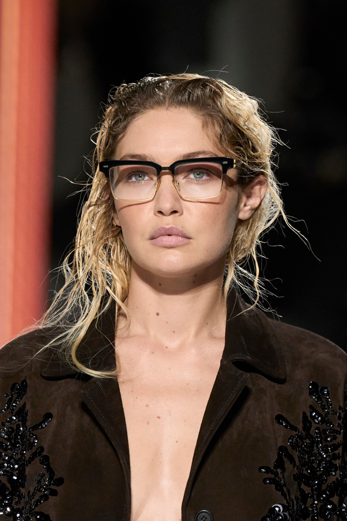  Gigi Hadid v brýlích na přehlídce Miu Miu 