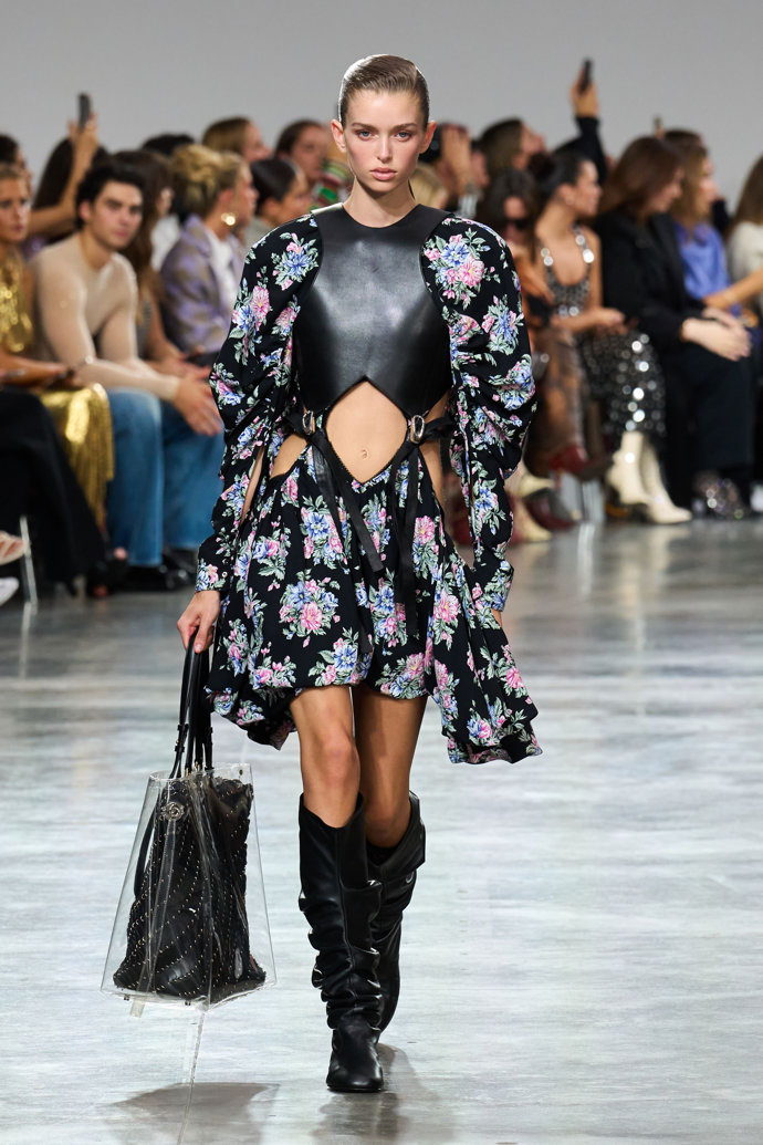  Prohlédněte si kolekci Rabanne Spring Summer 2025...