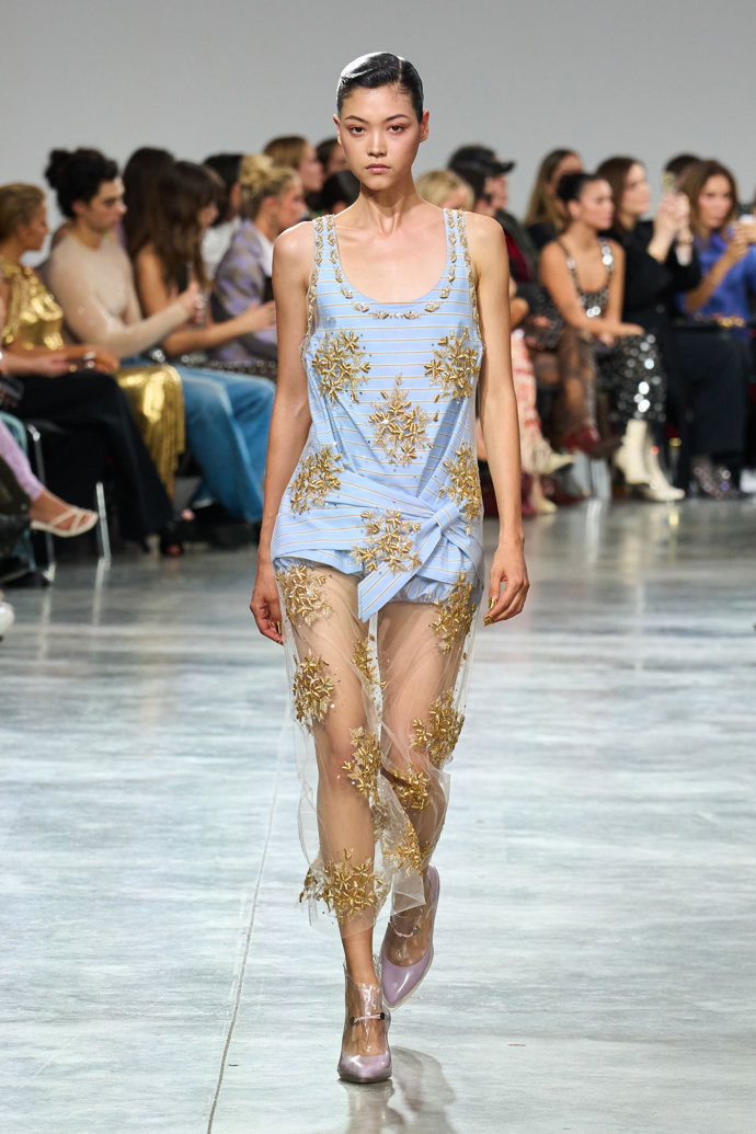  Prohlédněte si kolekci Rabanne Spring Summer 2025...