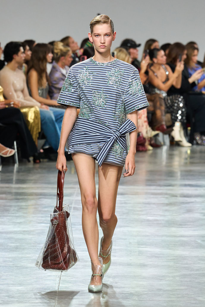  Prohlédněte si kolekci Rabanne Spring Summer 2025...