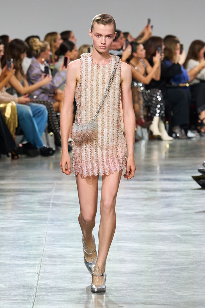  Prohlédněte si kolekci Rabanne Spring Summer 2025...