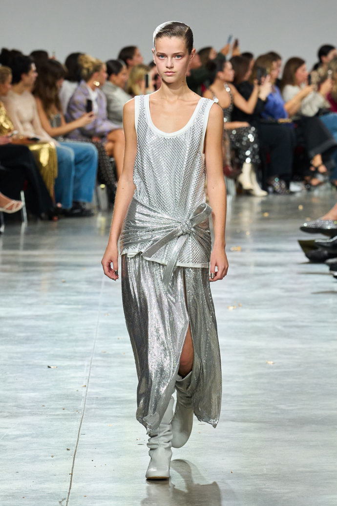  Prohlédněte si kolekci Rabanne Spring Summer 2025...