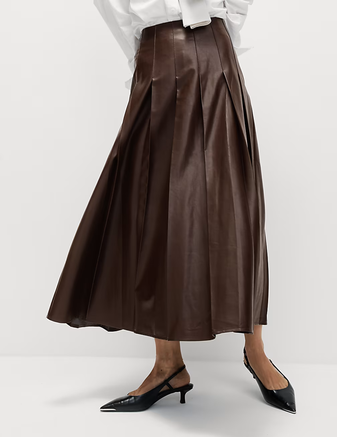 Plisovaná midi sukně ve tvaru A z imitace kůže, Marks & Spencer, 1 499 Kč