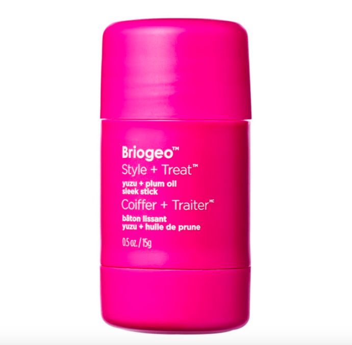  Uhlazující tyčinka na vlasy s yuzu a švestkovým olejem Style + Treat Yuzu + Plum Oil, Briogeo, 590 Kč, prodává Sephora