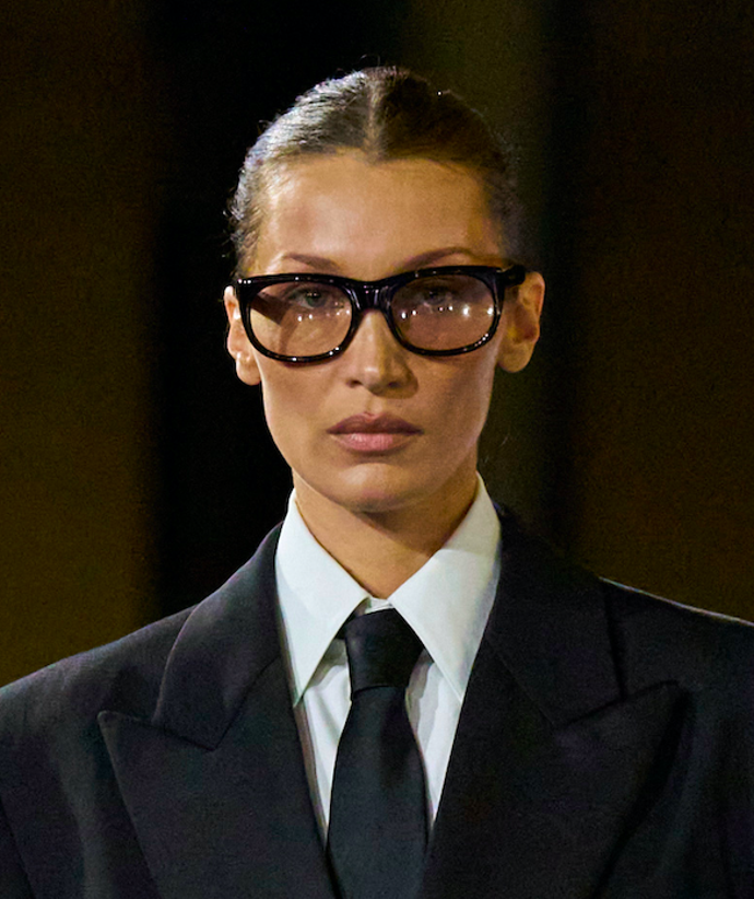  Bella Hadid s brýlemi na přehlídce Saint Laurent