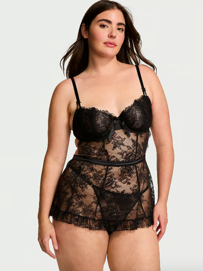  Set zástěrky a kalhotek Wicked Unlined Rose Lace Apron Set, 2 093 Kč, Victoria's Secret 
