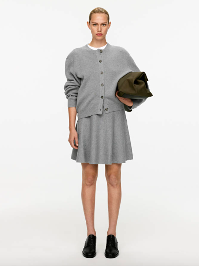  Cardigan z vlněné směsi, 2 496 Kč a mini sukně z vlněné směsi, 1 739 Kč, Arket