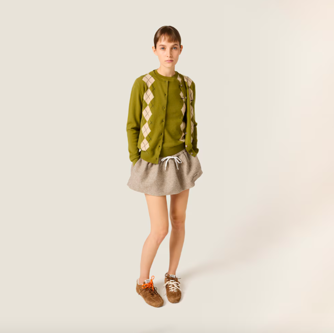  Top z kašmíru, 35 303 Kč a cardigan z kašmíru, 40 347 Kč, Miu Miu