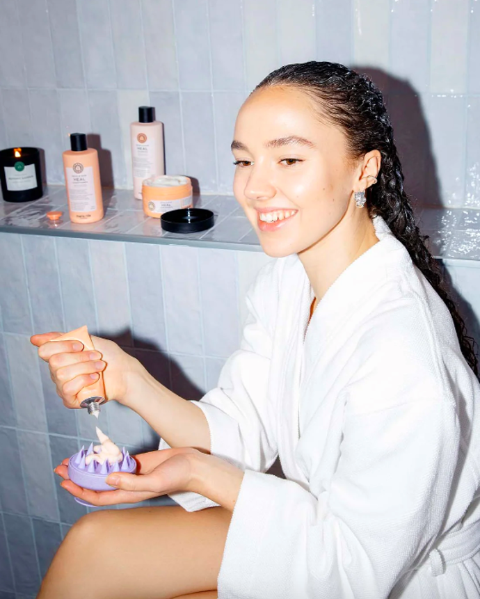  Masážní kartáč pro pokožku hlavy Scalp Brush, Maria Nila, 360 Kč