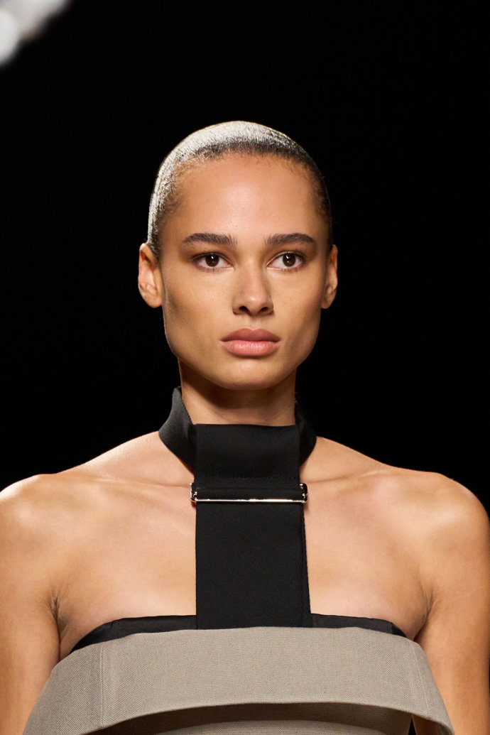  Sleek účes na přehlídce Louis Vuitton