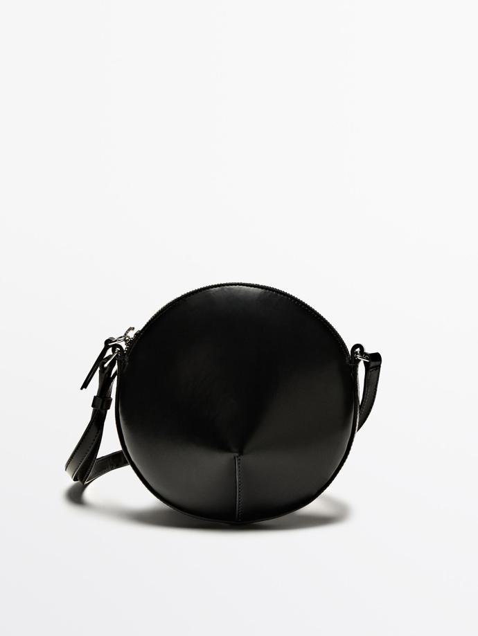 Zakulacená kabelka přes rameno, 3 299 Kč, Massimo Dutti