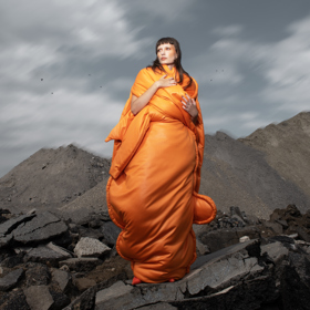 Co se stane se svlečeným oděvem, když opouští lidské tělo? Fashion: Lenka HanzákováFotografie: Radka KorandováMake-up: Kateřina RoubíčkováModely: Odeta Paumerová, Matteo Zilvar