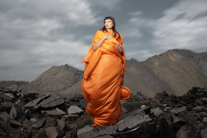 Co se stane se svlečeným oděvem, když opouští lidské tělo? Fashion: Lenka HanzákováFotografie: Radka KorandováMake-up: Kateřina RoubíčkováModely: Odeta Paumerová, Matteo Zilvar