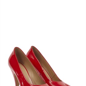 Tabi 110mm patent leather pumps, 956 eur, Maison Margiela, prodává Farfetch Tabi 110mm patent leather pumps, 956 eur, Maison Margiela, prodává Farfetch