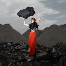 Co se stane se svlečeným oděvem, když opouští lidské tělo? Fashion: Lenka HanzákováFotografie: Radka KorandováMake-up: Kateřina RoubíčkováModely: Odeta Paumerová, Matteo Zilvar