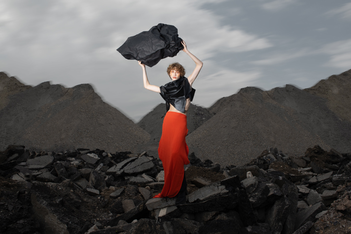 Co se stane se svlečeným oděvem, když opouští lidské tělo? Fashion: Lenka HanzákováFotografie: Radka KorandováMake-up: Kateřina RoubíčkováModely: Odeta Paumerová, Matteo Zilvar