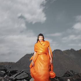 Co se stane se svlečeným oděvem, když opouští lidské tělo? Fashion: Lenka HanzákováFotografie: Radka KorandováMake-up: Kateřina RoubíčkováModely: Odeta Paumerová, Matteo Zilvar