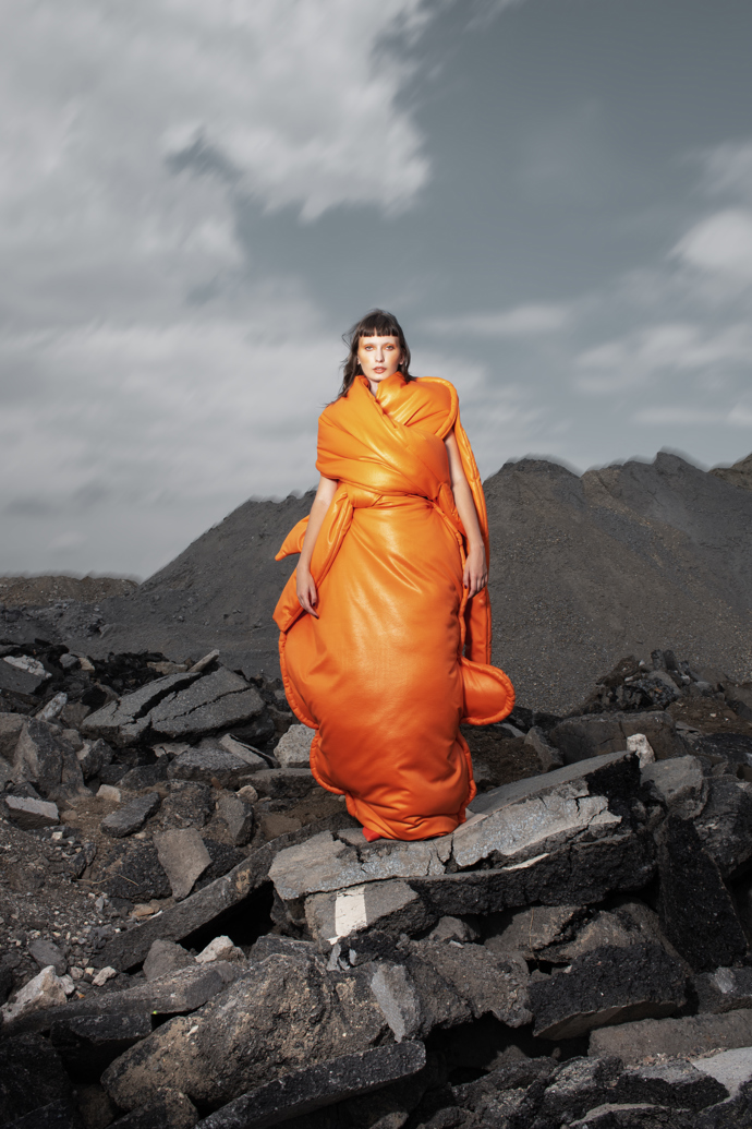 Co se stane se svlečeným oděvem, když opouští lidské tělo? Fashion: Lenka HanzákováFotografie: Radka KorandováMake-up: Kateřina RoubíčkováModely: Odeta Paumerová, Matteo Zilvar