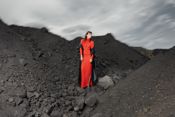 Co se stane se svlečeným oděvem, když opouští lidské tělo? Fashion: Lenka HanzákováFotografie: Radka KorandováMake-up: Kateřina RoubíčkováModely: Odeta Paumerová, Matteo Zilvar