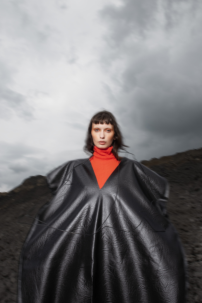 Co se stane se svlečeným oděvem, když opouští lidské tělo? Fashion: Lenka HanzákováFotografie: Radka KorandováMake-up: Kateřina RoubíčkováModely: Odeta Paumerová, Matteo Zilvar
