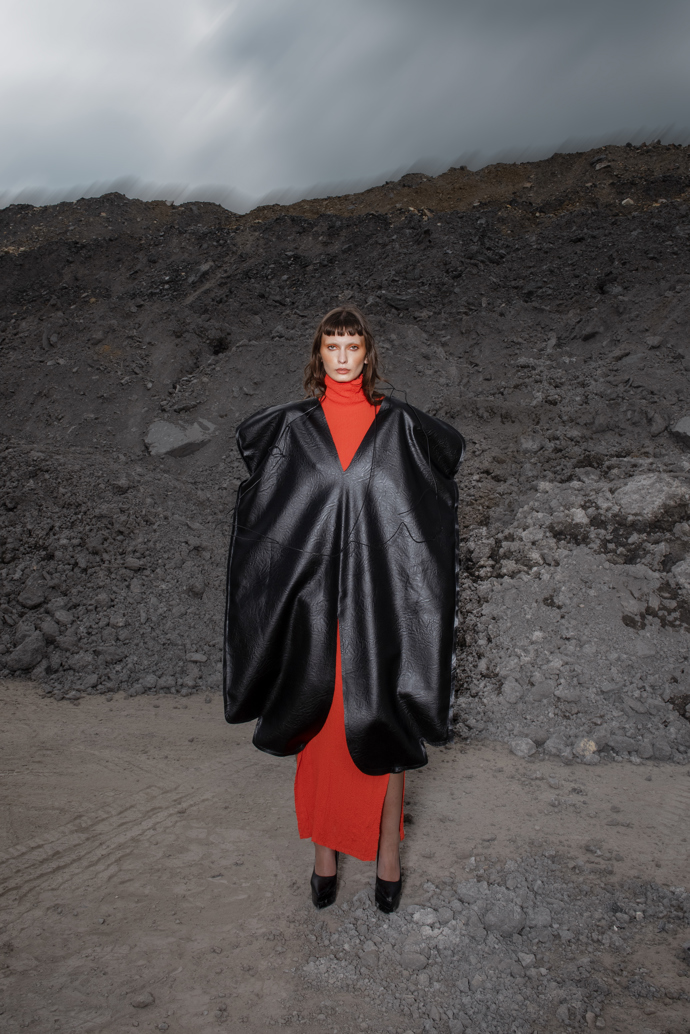 Co se stane se svlečeným oděvem, když opouští lidské tělo? Fashion: Lenka HanzákováFotografie: Radka KorandováMake-up: Kateřina RoubíčkováModely: Odeta Paumerová, Matteo Zilvar