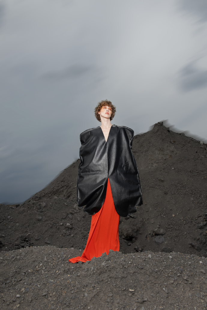 Co se stane se svlečeným oděvem, když opouští lidské tělo? Fashion: Lenka HanzákováFotografie: Radka KorandováMake-up: Kateřina RoubíčkováModely: Odeta Paumerová, Matteo Zilvar