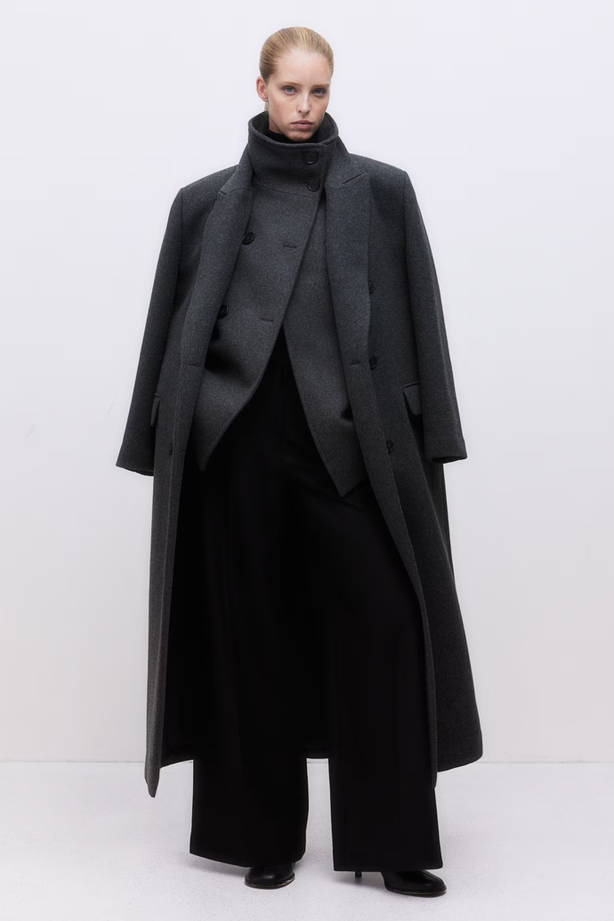 Krátký kabát s vysokým límcem, H&M, 1 459 Kč