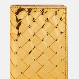 Pouzdro na cestovní pas, Bottega Veneta, 450 eur, prodává Mytheresa Pouzdro na cestovní pas, Bottega Veneta, 450 eur, prodává Mytheresa